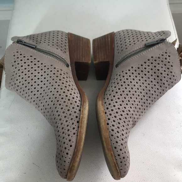 Lucky Brand tan eyelet cutout booties, size 9 - Picture 4 of 9